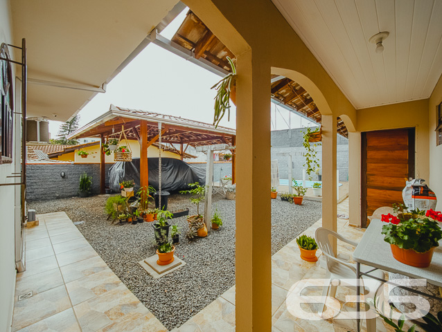 LINDA RESIDÊNCIA COM SUÍTE + 2 QUARTOS NO BAIRRO SAGUAÇU

Essa é uma excelente residência e em ótima localização no bairro Saguaçu - próximo ao centro e à região norte de Joinville - perto de supermercados, restaurantes, farmácias, escolas, hospitais, transporte público, agências bancárias e demais comodidades necessárias para o dia a dia. 

Para seu maior conforto e acomodação, a casa é muito bem dividida. Composta por uma extraordinária suíte, 2 quartos super aconchegantes e arejados, cozinha gourmet, banheiro social, despensa, sala de estar e sala de jantar - tudo muito bem construído em prol do seu bem-estar.

Além dos detalhes impecáveis, como telhas esmaltadas de laje e um design moderno, o imóvel ainda conta com condicionadores de ar e móveis embutidos na cozinha. 

Possui uma incrível área de festas com churrasqueira, além de uma ótima piscina para aproveitar ao máximo os dias de sol, tornando seu tempo de lazer ainda mais especial.

Para sua plena segurança e tranquilidade, o imóvel conta com 4 vagas de garagem (sendo 2 vagas cobertas) em um terreno de aproximadamente 365m² totalmente murado, com alarme e portão eletrônico.

São 130m² de área construída, tendo à sua frente um belíssimo jardim deixando o ambiente ainda mais agradável e encantador. 

É impossível descrever todos os deslumbrantes detalhes desse excelente imóvel. Então venha conhecer pessoalmente e se apaixonar! 

Fale conosco:
Telefone: (47) 3451-0636
WhatsApp: (47) 99190-0636

Imobiliária 636.
