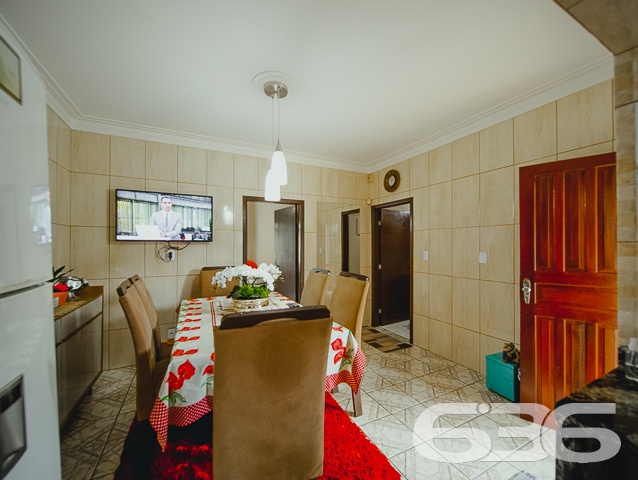 LINDA RESIDÊNCIA COM SUÍTE + 2 QUARTOS NO BAIRRO SAGUAÇU

Essa é uma excelente residência e em ótima localização no bairro Saguaçu - próximo ao centro e à região norte de Joinville - perto de supermercados, restaurantes, farmácias, escolas, hospitais, transporte público, agências bancárias e demais comodidades necessárias para o dia a dia. 

Para seu maior conforto e acomodação, a casa é muito bem dividida. Composta por uma extraordinária suíte, 2 quartos super aconchegantes e arejados, cozinha gourmet, banheiro social, despensa, sala de estar e sala de jantar - tudo muito bem construído em prol do seu bem-estar.

Além dos detalhes impecáveis, como telhas esmaltadas de laje e um design moderno, o imóvel ainda conta com condicionadores de ar e móveis embutidos na cozinha. 

Possui uma incrível área de festas com churrasqueira, além de uma ótima piscina para aproveitar ao máximo os dias de sol, tornando seu tempo de lazer ainda mais especial.

Para sua plena segurança e tranquilidade, o imóvel conta com 4 vagas de garagem (sendo 2 vagas cobertas) em um terreno de aproximadamente 365m² totalmente murado, com alarme e portão eletrônico.

São 130m² de área construída, tendo à sua frente um belíssimo jardim deixando o ambiente ainda mais agradável e encantador. 

É impossível descrever todos os deslumbrantes detalhes desse excelente imóvel. Então venha conhecer pessoalmente e se apaixonar! 

Fale conosco:
Telefone: (47) 3451-0636
WhatsApp: (47) 99190-0636

Imobiliária 636.
