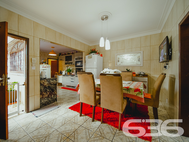 LINDA RESIDÊNCIA COM SUÍTE + 2 QUARTOS NO BAIRRO SAGUAÇU

Essa é uma excelente residência e em ótima localização no bairro Saguaçu - próximo ao centro e à região norte de Joinville - perto de supermercados, restaurantes, farmácias, escolas, hospitais, transporte público, agências bancárias e demais comodidades necessárias para o dia a dia. 

Para seu maior conforto e acomodação, a casa é muito bem dividida. Composta por uma extraordinária suíte, 2 quartos super aconchegantes e arejados, cozinha gourmet, banheiro social, despensa, sala de estar e sala de jantar - tudo muito bem construído em prol do seu bem-estar.

Além dos detalhes impecáveis, como telhas esmaltadas de laje e um design moderno, o imóvel ainda conta com condicionadores de ar e móveis embutidos na cozinha. 

Possui uma incrível área de festas com churrasqueira, além de uma ótima piscina para aproveitar ao máximo os dias de sol, tornando seu tempo de lazer ainda mais especial.

Para sua plena segurança e tranquilidade, o imóvel conta com 4 vagas de garagem (sendo 2 vagas cobertas) em um terreno de aproximadamente 365m² totalmente murado, com alarme e portão eletrônico.

São 130m² de área construída, tendo à sua frente um belíssimo jardim deixando o ambiente ainda mais agradável e encantador. 

É impossível descrever todos os deslumbrantes detalhes desse excelente imóvel. Então venha conhecer pessoalmente e se apaixonar! 

Fale conosco:
Telefone: (47) 3451-0636
WhatsApp: (47) 99190-0636

Imobiliária 636.
