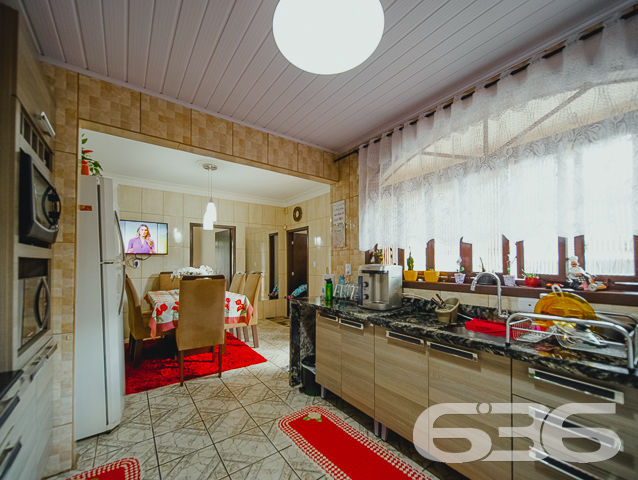 LINDA RESIDÊNCIA COM SUÍTE + 2 QUARTOS NO BAIRRO SAGUAÇU

Essa é uma excelente residência e em ótima localização no bairro Saguaçu - próximo ao centro e à região norte de Joinville - perto de supermercados, restaurantes, farmácias, escolas, hospitais, transporte público, agências bancárias e demais comodidades necessárias para o dia a dia. 

Para seu maior conforto e acomodação, a casa é muito bem dividida. Composta por uma extraordinária suíte, 2 quartos super aconchegantes e arejados, cozinha gourmet, banheiro social, despensa, sala de estar e sala de jantar - tudo muito bem construído em prol do seu bem-estar.

Além dos detalhes impecáveis, como telhas esmaltadas de laje e um design moderno, o imóvel ainda conta com condicionadores de ar e móveis embutidos na cozinha. 

Possui uma incrível área de festas com churrasqueira, além de uma ótima piscina para aproveitar ao máximo os dias de sol, tornando seu tempo de lazer ainda mais especial.

Para sua plena segurança e tranquilidade, o imóvel conta com 4 vagas de garagem (sendo 2 vagas cobertas) em um terreno de aproximadamente 365m² totalmente murado, com alarme e portão eletrônico.

São 130m² de área construída, tendo à sua frente um belíssimo jardim deixando o ambiente ainda mais agradável e encantador. 

É impossível descrever todos os deslumbrantes detalhes desse excelente imóvel. Então venha conhecer pessoalmente e se apaixonar! 

Fale conosco:
Telefone: (47) 3451-0636
WhatsApp: (47) 99190-0636

Imobiliária 636.
