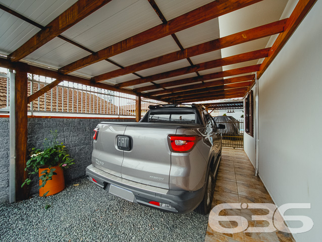 LINDA RESIDÊNCIA COM SUÍTE + 2 QUARTOS NO BAIRRO SAGUAÇU

Essa é uma excelente residência e em ótima localização no bairro Saguaçu - próximo ao centro e à região norte de Joinville - perto de supermercados, restaurantes, farmácias, escolas, hospitais, transporte público, agências bancárias e demais comodidades necessárias para o dia a dia. 

Para seu maior conforto e acomodação, a casa é muito bem dividida. Composta por uma extraordinária suíte, 2 quartos super aconchegantes e arejados, cozinha gourmet, banheiro social, despensa, sala de estar e sala de jantar - tudo muito bem construído em prol do seu bem-estar.

Além dos detalhes impecáveis, como telhas esmaltadas de laje e um design moderno, o imóvel ainda conta com condicionadores de ar e móveis embutidos na cozinha. 

Possui uma incrível área de festas com churrasqueira, além de uma ótima piscina para aproveitar ao máximo os dias de sol, tornando seu tempo de lazer ainda mais especial.

Para sua plena segurança e tranquilidade, o imóvel conta com 4 vagas de garagem (sendo 2 vagas cobertas) em um terreno de aproximadamente 365m² totalmente murado, com alarme e portão eletrônico.

São 130m² de área construída, tendo à sua frente um belíssimo jardim deixando o ambiente ainda mais agradável e encantador. 

É impossível descrever todos os deslumbrantes detalhes desse excelente imóvel. Então venha conhecer pessoalmente e se apaixonar! 

Fale conosco:
Telefone: (47) 3451-0636
WhatsApp: (47) 99190-0636

Imobiliária 636.
