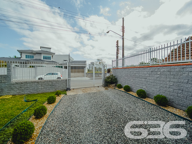 LINDA RESIDÊNCIA COM SUÍTE + 2 QUARTOS NO BAIRRO SAGUAÇU

Essa é uma excelente residência e em ótima localização no bairro Saguaçu - próximo ao centro e à região norte de Joinville - perto de supermercados, restaurantes, farmácias, escolas, hospitais, transporte público, agências bancárias e demais comodidades necessárias para o dia a dia. 

Para seu maior conforto e acomodação, a casa é muito bem dividida. Composta por uma extraordinária suíte, 2 quartos super aconchegantes e arejados, cozinha gourmet, banheiro social, despensa, sala de estar e sala de jantar - tudo muito bem construído em prol do seu bem-estar.

Além dos detalhes impecáveis, como telhas esmaltadas de laje e um design moderno, o imóvel ainda conta com condicionadores de ar e móveis embutidos na cozinha. 

Possui uma incrível área de festas com churrasqueira, além de uma ótima piscina para aproveitar ao máximo os dias de sol, tornando seu tempo de lazer ainda mais especial.

Para sua plena segurança e tranquilidade, o imóvel conta com 4 vagas de garagem (sendo 2 vagas cobertas) em um terreno de aproximadamente 365m² totalmente murado, com alarme e portão eletrônico.

São 130m² de área construída, tendo à sua frente um belíssimo jardim deixando o ambiente ainda mais agradável e encantador. 

É impossível descrever todos os deslumbrantes detalhes desse excelente imóvel. Então venha conhecer pessoalmente e se apaixonar! 

Fale conosco:
Telefone: (47) 3451-0636
WhatsApp: (47) 99190-0636

Imobiliária 636.
