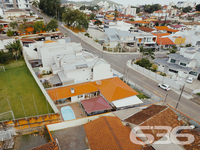 LINDA RESIDÊNCIA COM SUÍTE + 2 QUARTOS NO BAIRRO SAGUAÇU

Essa é uma excelente residência e em ótima localização no bairro Saguaçu - próximo ao centro e à região norte de Joinville - perto de supermercados, restaurantes, farmácias, escolas, hospitais, transporte público, agências bancárias e demais comodidades necessárias para o dia a dia. 

Para seu maior conforto e acomodação, a casa é muito bem dividida. Composta por uma extraordinária suíte, 2 quartos super aconchegantes e arejados, cozinha gourmet, banheiro social, despensa, sala de estar e sala de jantar - tudo muito bem construído em prol do seu bem-estar.

Além dos detalhes impecáveis, como telhas esmaltadas de laje e um design moderno, o imóvel ainda conta com condicionadores de ar e móveis embutidos na cozinha. 

Possui uma incrível área de festas com churrasqueira, além de uma ótima piscina para aproveitar ao máximo os dias de sol, tornando seu tempo de lazer ainda mais especial.

Para sua plena segurança e tranquilidade, o imóvel conta com 4 vagas de garagem (sendo 2 vagas cobertas) em um terreno de aproximadamente 365m² totalmente murado, com alarme e portão eletrônico.

São 130m² de área construída, tendo à sua frente um belíssimo jardim deixando o ambiente ainda mais agradável e encantador. 

É impossível descrever todos os deslumbrantes detalhes desse excelente imóvel. Então venha conhecer pessoalmente e se apaixonar! 

Fale conosco:
Telefone: (47) 3451-0636
WhatsApp: (47) 99190-0636

Imobiliária 636.
