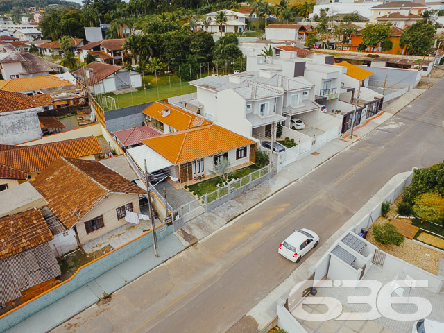 LINDA RESIDÊNCIA COM SUÍTE + 2 QUARTOS NO BAIRRO SAGUAÇU

Essa é uma excelente residência e em ótima localização no bairro Saguaçu - próximo ao centro e à região norte de Joinville - perto de supermercados, restaurantes, farmácias, escolas, hospitais, transporte público, agências bancárias e demais comodidades necessárias para o dia a dia. 

Para seu maior conforto e acomodação, a casa é muito bem dividida. Composta por uma extraordinária suíte, 2 quartos super aconchegantes e arejados, cozinha gourmet, banheiro social, despensa, sala de estar e sala de jantar - tudo muito bem construído em prol do seu bem-estar.

Além dos detalhes impecáveis, como telhas esmaltadas de laje e um design moderno, o imóvel ainda conta com condicionadores de ar e móveis embutidos na cozinha. 

Possui uma incrível área de festas com churrasqueira, além de uma ótima piscina para aproveitar ao máximo os dias de sol, tornando seu tempo de lazer ainda mais especial.

Para sua plena segurança e tranquilidade, o imóvel conta com 4 vagas de garagem (sendo 2 vagas cobertas) em um terreno de aproximadamente 365m² totalmente murado, com alarme e portão eletrônico.

São 130m² de área construída, tendo à sua frente um belíssimo jardim deixando o ambiente ainda mais agradável e encantador. 

É impossível descrever todos os deslumbrantes detalhes desse excelente imóvel. Então venha conhecer pessoalmente e se apaixonar! 

Fale conosco:
Telefone: (47) 3451-0636
WhatsApp: (47) 99190-0636

Imobiliária 636.
