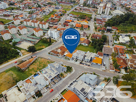 LINDA RESIDÊNCIA COM SUÍTE + 2 QUARTOS NO BAIRRO SAGUAÇU

Essa é uma excelente residência e em ótima localização no bairro Saguaçu - próximo ao centro e à região norte de Joinville - perto de supermercados, restaurantes, farmácias, escolas, hospitais, transporte público, agências bancárias e demais comodidades necessárias para o dia a dia. 

Para seu maior conforto e acomodação, a casa é muito bem dividida. Composta por uma extraordinária suíte, 2 quartos super aconchegantes e arejados, cozinha gourmet, banheiro social, despensa, sala de estar e sala de jantar - tudo muito bem construído em prol do seu bem-estar.

Além dos detalhes impecáveis, como telhas esmaltadas de laje e um design moderno, o imóvel ainda conta com condicionadores de ar e móveis embutidos na cozinha. 

Possui uma incrível área de festas com churrasqueira, além de uma ótima piscina para aproveitar ao máximo os dias de sol, tornando seu tempo de lazer ainda mais especial.

Para sua plena segurança e tranquilidade, o imóvel conta com 4 vagas de garagem (sendo 2 vagas cobertas) em um terreno de aproximadamente 365m² totalmente murado, com alarme e portão eletrônico.

São 130m² de área construída, tendo à sua frente um belíssimo jardim deixando o ambiente ainda mais agradável e encantador. 

É impossível descrever todos os deslumbrantes detalhes desse excelente imóvel. Então venha conhecer pessoalmente e se apaixonar! 

Fale conosco:
Telefone: (47) 3451-0636
WhatsApp: (47) 99190-0636

Imobiliária 636.

