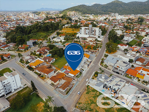 LINDA RESIDÊNCIA COM SUÍTE + 2 QUARTOS NO BAIRRO SAGUAÇU

Essa é uma excelente residência e em ótima localização no bairro Saguaçu - próximo ao centro e à região norte de Joinville - perto de supermercados, restaurantes, farmácias, escolas, hospitais, transporte público, agências bancárias e demais comodidades necessárias para o dia a dia. 

Para seu maior conforto e acomodação, a casa é muito bem dividida. Composta por uma extraordinária suíte, 2 quartos super aconchegantes e arejados, cozinha gourmet, banheiro social, despensa, sala de estar e sala de jantar - tudo muito bem construído em prol do seu bem-estar.

Além dos detalhes impecáveis, como telhas esmaltadas de laje e um design moderno, o imóvel ainda conta com condicionadores de ar e móveis embutidos na cozinha. 

Possui uma incrível área de festas com churrasqueira, além de uma ótima piscina para aproveitar ao máximo os dias de sol, tornando seu tempo de lazer ainda mais especial.

Para sua plena segurança e tranquilidade, o imóvel conta com 4 vagas de garagem (sendo 2 vagas cobertas) em um terreno de aproximadamente 365m² totalmente murado, com alarme e portão eletrônico.

São 130m² de área construída, tendo à sua frente um belíssimo jardim deixando o ambiente ainda mais agradável e encantador. 

É impossível descrever todos os deslumbrantes detalhes desse excelente imóvel. Então venha conhecer pessoalmente e se apaixonar! 

Fale conosco:
Telefone: (47) 3451-0636
WhatsApp: (47) 99190-0636

Imobiliária 636.
