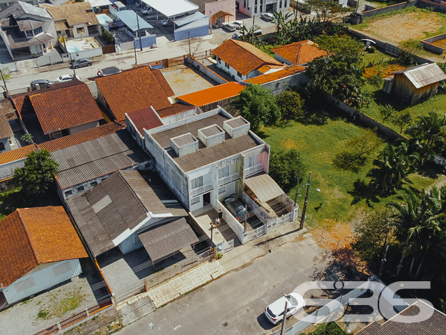 IMÓVEL COM 2 DORMITÓRIOS NO BAIRRO ADHEMAR GARCIA
Este é um sobrado com 71m² de área construída e abertura de 3 metros, tendo em sua composição cômodos super confortáveis e bem distribuídos.
São 2 quartos aconchegantes, 2 banheiros, lavabo, sala de estar, copa e cozinha conjugada, sacada e área de serviço.
Atrás do imóvel há uma construção com dois pisos, podendo ser utilizada como home office e área de festas com churrasqueira.
Conta com uma vaga de garagem em terreno totalmente murado e com grades.
Situado em rua tranquila e sem saída, no bairro Adhemar Garcia, perto de vias de acesso, escolas, transporte público, mercados, lojas e demais serviços importantes para o dia a dia.
Vai perder essa oportunidade? Fale conosco e agende já sua visita!
Telefone: (47) 3451-0636
WhatsApp: (47) 99190-0636
Imobiliária 636.