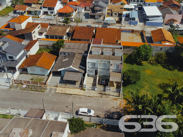 IMÓVEL COM 2 DORMITÓRIOS NO BAIRRO ADHEMAR GARCIA
Este é um sobrado com 71m² de área construída e abertura de 3 metros, tendo em sua composição cômodos super confortáveis e bem distribuídos.
São 2 quartos aconchegantes, 2 banheiros, lavabo, sala de estar, copa e cozinha conjugada, sacada e área de serviço.
Atrás do imóvel há uma construção com dois pisos, podendo ser utilizada como home office e área de festas com churrasqueira.
Conta com uma vaga de garagem em terreno totalmente murado e com grades.
Situado em rua tranquila e sem saída, no bairro Adhemar Garcia, perto de vias de acesso, escolas, transporte público, mercados, lojas e demais serviços importantes para o dia a dia.
Vai perder essa oportunidade? Fale conosco e agende já sua visita!
Telefone: (47) 3451-0636
WhatsApp: (47) 99190-0636
Imobiliária 636.