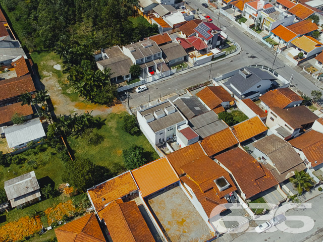 IMÓVEL COM 2 DORMITÓRIOS NO BAIRRO ADHEMAR GARCIA
Este é um sobrado com 71m² de área construída e abertura de 3 metros, tendo em sua composição cômodos super confortáveis e bem distribuídos.
São 2 quartos aconchegantes, 2 banheiros, lavabo, sala de estar, copa e cozinha conjugada, sacada e área de serviço.
Atrás do imóvel há uma construção com dois pisos, podendo ser utilizada como home office e área de festas com churrasqueira.
Conta com uma vaga de garagem em terreno totalmente murado e com grades.
Situado em rua tranquila e sem saída, no bairro Adhemar Garcia, perto de vias de acesso, escolas, transporte público, mercados, lojas e demais serviços importantes para o dia a dia.
Vai perder essa oportunidade? Fale conosco e agende já sua visita!
Telefone: (47) 3451-0636
WhatsApp: (47) 99190-0636
Imobiliária 636.
