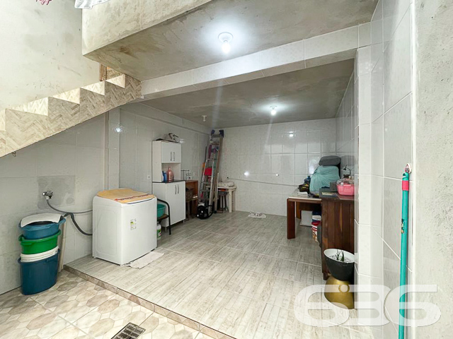 IMÓVEL COM 2 DORMITÓRIOS NO BAIRRO ADHEMAR GARCIA
Este é um sobrado com 71m² de área construída e abertura de 3 metros, tendo em sua composição cômodos super confortáveis e bem distribuídos.
São 2 quartos aconchegantes, 2 banheiros, lavabo, sala de estar, copa e cozinha conjugada, sacada e área de serviço.
Atrás do imóvel há uma construção com dois pisos, podendo ser utilizada como home office e área de festas com churrasqueira.
Conta com uma vaga de garagem em terreno totalmente murado e com grades.
Situado em rua tranquila e sem saída, no bairro Adhemar Garcia, perto de vias de acesso, escolas, transporte público, mercados, lojas e demais serviços importantes para o dia a dia.
Vai perder essa oportunidade? Fale conosco e agende já sua visita!
Telefone: (47) 3451-0636
WhatsApp: (47) 99190-0636
Imobiliária 636.