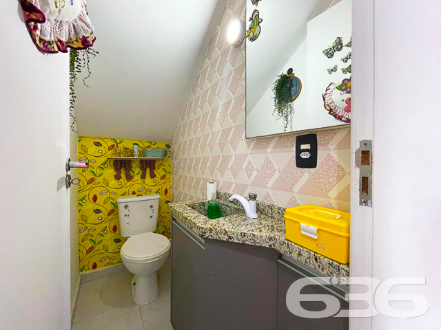 IMÓVEL COM 2 DORMITÓRIOS NO BAIRRO ADHEMAR GARCIA
Este é um sobrado com 71m² de área construída e abertura de 3 metros, tendo em sua composição cômodos super confortáveis e bem distribuídos.
São 2 quartos aconchegantes, 2 banheiros, lavabo, sala de estar, copa e cozinha conjugada, sacada e área de serviço.
Atrás do imóvel há uma construção com dois pisos, podendo ser utilizada como home office e área de festas com churrasqueira.
Conta com uma vaga de garagem em terreno totalmente murado e com grades.
Situado em rua tranquila e sem saída, no bairro Adhemar Garcia, perto de vias de acesso, escolas, transporte público, mercados, lojas e demais serviços importantes para o dia a dia.
Vai perder essa oportunidade? Fale conosco e agende já sua visita!
Telefone: (47) 3451-0636
WhatsApp: (47) 99190-0636
Imobiliária 636.