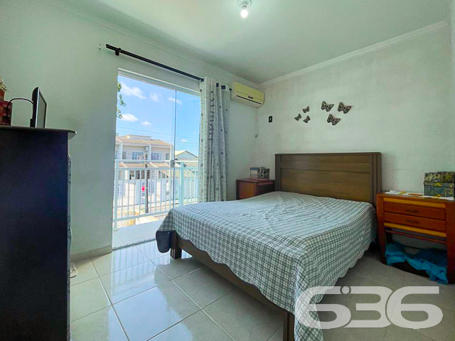 IMÓVEL COM 2 DORMITÓRIOS NO BAIRRO ADHEMAR GARCIA
Este é um sobrado com 71m² de área construída e abertura de 3 metros, tendo em sua composição cômodos super confortáveis e bem distribuídos.
São 2 quartos aconchegantes, 2 banheiros, lavabo, sala de estar, copa e cozinha conjugada, sacada e área de serviço.
Atrás do imóvel há uma construção com dois pisos, podendo ser utilizada como home office e área de festas com churrasqueira.
Conta com uma vaga de garagem em terreno totalmente murado e com grades.
Situado em rua tranquila e sem saída, no bairro Adhemar Garcia, perto de vias de acesso, escolas, transporte público, mercados, lojas e demais serviços importantes para o dia a dia.
Vai perder essa oportunidade? Fale conosco e agende já sua visita!
Telefone: (47) 3451-0636
WhatsApp: (47) 99190-0636
Imobiliária 636.