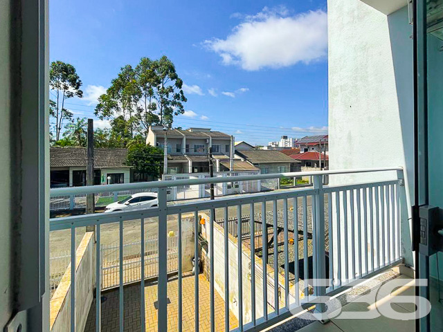 IMÓVEL COM 2 DORMITÓRIOS NO BAIRRO ADHEMAR GARCIA
Este é um sobrado com 71m² de área construída e abertura de 3 metros, tendo em sua composição cômodos super confortáveis e bem distribuídos.
São 2 quartos aconchegantes, 2 banheiros, lavabo, sala de estar, copa e cozinha conjugada, sacada e área de serviço.
Atrás do imóvel há uma construção com dois pisos, podendo ser utilizada como home office e área de festas com churrasqueira.
Conta com uma vaga de garagem em terreno totalmente murado e com grades.
Situado em rua tranquila e sem saída, no bairro Adhemar Garcia, perto de vias de acesso, escolas, transporte público, mercados, lojas e demais serviços importantes para o dia a dia.
Vai perder essa oportunidade? Fale conosco e agende já sua visita!
Telefone: (47) 3451-0636
WhatsApp: (47) 99190-0636
Imobiliária 636.