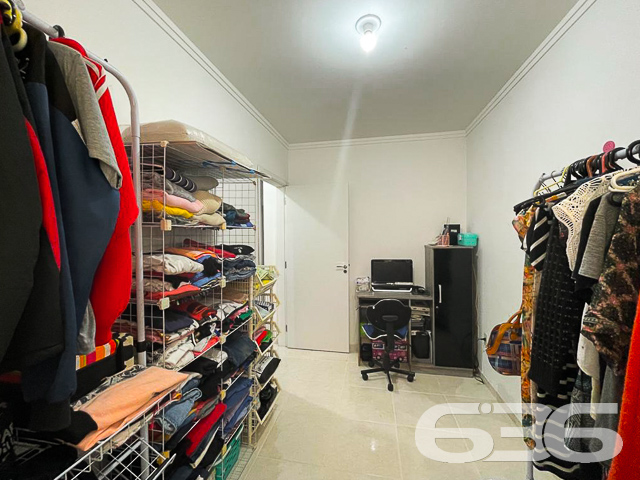 IMÓVEL COM 2 DORMITÓRIOS NO BAIRRO ADHEMAR GARCIA
Este é um sobrado com 71m² de área construída e abertura de 3 metros, tendo em sua composição cômodos super confortáveis e bem distribuídos.
São 2 quartos aconchegantes, 2 banheiros, lavabo, sala de estar, copa e cozinha conjugada, sacada e área de serviço.
Atrás do imóvel há uma construção com dois pisos, podendo ser utilizada como home office e área de festas com churrasqueira.
Conta com uma vaga de garagem em terreno totalmente murado e com grades.
Situado em rua tranquila e sem saída, no bairro Adhemar Garcia, perto de vias de acesso, escolas, transporte público, mercados, lojas e demais serviços importantes para o dia a dia.
Vai perder essa oportunidade? Fale conosco e agende já sua visita!
Telefone: (47) 3451-0636
WhatsApp: (47) 99190-0636
Imobiliária 636.