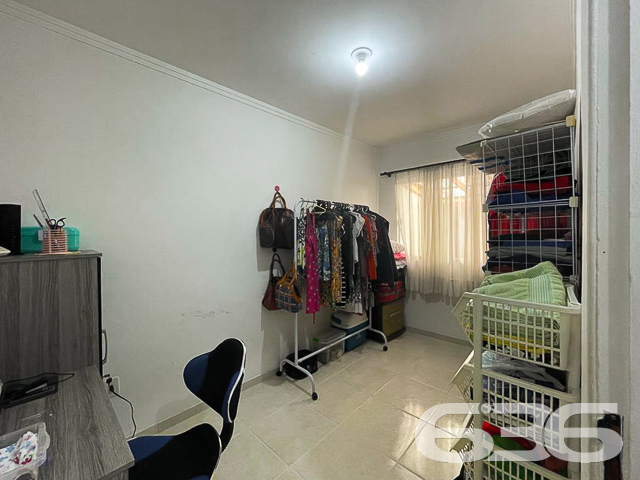 IMÓVEL COM 2 DORMITÓRIOS NO BAIRRO ADHEMAR GARCIA
Este é um sobrado com 71m² de área construída e abertura de 3 metros, tendo em sua composição cômodos super confortáveis e bem distribuídos.
São 2 quartos aconchegantes, 2 banheiros, lavabo, sala de estar, copa e cozinha conjugada, sacada e área de serviço.
Atrás do imóvel há uma construção com dois pisos, podendo ser utilizada como home office e área de festas com churrasqueira.
Conta com uma vaga de garagem em terreno totalmente murado e com grades.
Situado em rua tranquila e sem saída, no bairro Adhemar Garcia, perto de vias de acesso, escolas, transporte público, mercados, lojas e demais serviços importantes para o dia a dia.
Vai perder essa oportunidade? Fale conosco e agende já sua visita!
Telefone: (47) 3451-0636
WhatsApp: (47) 99190-0636
Imobiliária 636.