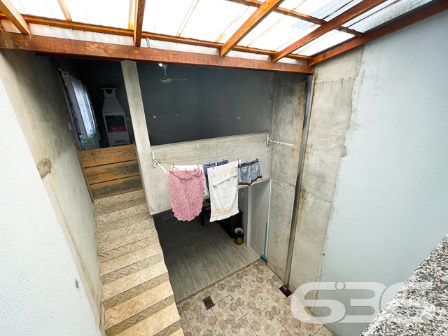 IMÓVEL COM 2 DORMITÓRIOS NO BAIRRO ADHEMAR GARCIA
Este é um sobrado com 71m² de área construída e abertura de 3 metros, tendo em sua composição cômodos super confortáveis e bem distribuídos.
São 2 quartos aconchegantes, 2 banheiros, lavabo, sala de estar, copa e cozinha conjugada, sacada e área de serviço.
Atrás do imóvel há uma construção com dois pisos, podendo ser utilizada como home office e área de festas com churrasqueira.
Conta com uma vaga de garagem em terreno totalmente murado e com grades.
Situado em rua tranquila e sem saída, no bairro Adhemar Garcia, perto de vias de acesso, escolas, transporte público, mercados, lojas e demais serviços importantes para o dia a dia.
Vai perder essa oportunidade? Fale conosco e agende já sua visita!
Telefone: (47) 3451-0636
WhatsApp: (47) 99190-0636
Imobiliária 636.