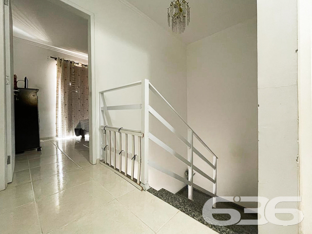 IMÓVEL COM 2 DORMITÓRIOS NO BAIRRO ADHEMAR GARCIA
Este é um sobrado com 71m² de área construída e abertura de 3 metros, tendo em sua composição cômodos super confortáveis e bem distribuídos.
São 2 quartos aconchegantes, 2 banheiros, lavabo, sala de estar, copa e cozinha conjugada, sacada e área de serviço.
Atrás do imóvel há uma construção com dois pisos, podendo ser utilizada como home office e área de festas com churrasqueira.
Conta com uma vaga de garagem em terreno totalmente murado e com grades.
Situado em rua tranquila e sem saída, no bairro Adhemar Garcia, perto de vias de acesso, escolas, transporte público, mercados, lojas e demais serviços importantes para o dia a dia.
Vai perder essa oportunidade? Fale conosco e agende já sua visita!
Telefone: (47) 3451-0636
WhatsApp: (47) 99190-0636
Imobiliária 636.