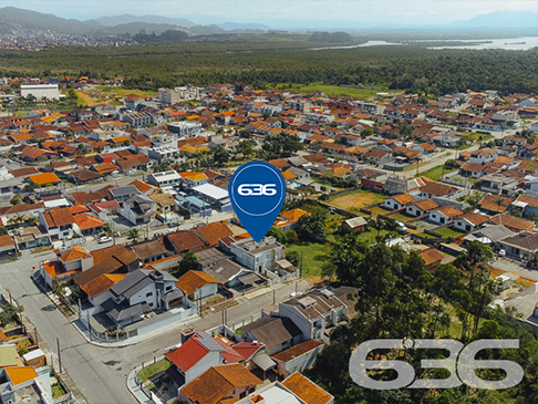 IMÓVEL COM 2 DORMITÓRIOS NO BAIRRO ADHEMAR GARCIA
Este é um sobrado com 71m² de área construída e abertura de 3 metros, tendo em sua composição cômodos super confortáveis e bem distribuídos.
São 2 quartos aconchegantes, 2 banheiros, lavabo, sala de estar, copa e cozinha conjugada, sacada e área de serviço.
Atrás do imóvel há uma construção com dois pisos, podendo ser utilizada como home office e área de festas com churrasqueira.
Conta com uma vaga de garagem em terreno totalmente murado e com grades.
Situado em rua tranquila e sem saída, no bairro Adhemar Garcia, perto de vias de acesso, escolas, transporte público, mercados, lojas e demais serviços importantes para o dia a dia.
Vai perder essa oportunidade? Fale conosco e agende já sua visita!
Telefone: (47) 3451-0636
WhatsApp: (47) 99190-0636
Imobiliária 636.