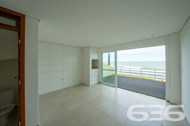 ÓTIMO SOBRADO TRIPLEX COM 4 SUÍTES COM CLOSET DE FRENTE PARA O MAR EM ITAJUBA
Este é simplesmente um imóvel espetacular! Conta com 4 suítes espaçosas e confortáveis, cada uma com seu próprio closet, para que você tenha todo o espaço necessário para organizar suas roupas e pertences. Além disso, a casa conta com uma incrível área externa, com piscina e churrasqueira, para momentos de lazer e descontração em família e com amigos.
Localizado em um condomínio fechado, com segurança 24 horas, este sobrado oferece todo o conforto e privacidade que você procura. Com um design moderno e sofisticado, a casa conta com uma ampla sala de estar e jantar, integrada com a cozinha, para momentos de convívio e descontração.
E o melhor de tudo: são 143m² de área privativa, de frente para o mar, proporcionando uma vista deslumbrante e o som das ondas do mar para relaxar e renovar as energias.
Conta com 2 vagas de garagem.
Somente o fato de abrir a janela enxergar aquela imensidão azul faz qualquer pessoa concordar que não existe vista mais linda do que ver o mar da janela da sua morada.
Adquirir um imóvel de frente para a praia é adquirir qualidade de vida.
Não perca tempo! Venha viver histórias inesquecíveis aqui.
Fale conosco e saiba mais:
Telefone: (47) 3451-0636
WhatsApp: (47) 99190-0636
Imobiliária 636.