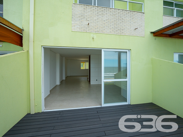 ÓTIMO SOBRADO TRIPLEX COM 4 SUÍTES COM CLOSET DE FRENTE PARA O MAR EM ITAJUBA
Este é simplesmente um imóvel espetacular! Conta com 4 suítes espaçosas e confortáveis, cada uma com seu próprio closet, para que você tenha todo o espaço necessário para organizar suas roupas e pertences. Além disso, a casa conta com uma incrível área externa, com piscina e churrasqueira, para momentos de lazer e descontração em família e com amigos.
Localizado em um condomínio fechado, com segurança 24 horas, este sobrado oferece todo o conforto e privacidade que você procura. Com um design moderno e sofisticado, a casa conta com uma ampla sala de estar e jantar, integrada com a cozinha, para momentos de convívio e descontração.
E o melhor de tudo: são 143m² de área privativa, de frente para o mar, proporcionando uma vista deslumbrante e o som das ondas do mar para relaxar e renovar as energias.
Conta com 2 vagas de garagem.
Somente o fato de abrir a janela enxergar aquela imensidão azul faz qualquer pessoa concordar que não existe vista mais linda do que ver o mar da janela da sua morada.
Adquirir um imóvel de frente para a praia é adquirir qualidade de vida.
Não perca tempo! Venha viver histórias inesquecíveis aqui.
Fale conosco e saiba mais:
Telefone: (47) 3451-0636
WhatsApp: (47) 99190-0636
Imobiliária 636.