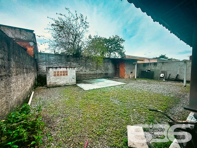 VENDE-SE CASA COM 2 QUARTOS NO BAIRRO PARANAGUAMIRIM
Com 120m² de área construída, este é um imóvel amplo, todo em laje, com cômodos espaçosos e muito bem distribuídos.
Em fase de acabamento, sua composição dispõe de 2 dormitórios (sendo uma suíte), cozinha gourmet, sala de estar e sala de jantar, banheiro social e área de serviço.
Ainda conta com garagem coberta e 2 vagas descobertas em um terreno com 12 metros de frente por 30 metros em ambos os lados, perfazendo uma área total de 360m².
Conta também com um amplo quintal, além do belo jardim enfeitando o local.
Está localizado próximo a supermercados, postos de saúde, escolas, farmácias, restaurantes, lojas e comércios em geral.
Ficou interessado? O que está esperando?! Não perca essa grande oportunidade!
Fale conosco e saiba mais:
Telefone: (47) 3451-0636
WhatsApp: (47) 99190-0636
Imobiliária 636.