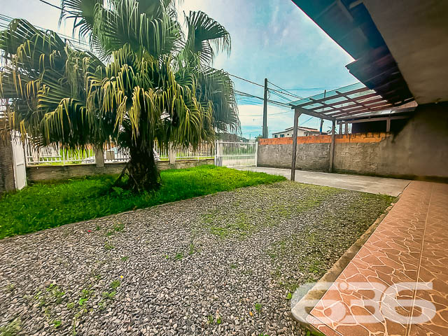 VENDE-SE CASA COM 2 QUARTOS NO BAIRRO PARANAGUAMIRIM
Com 120m² de área construída, este é um imóvel amplo, todo em laje, com cômodos espaçosos e muito bem distribuídos.
Em fase de acabamento, sua composição dispõe de 2 dormitórios (sendo uma suíte), cozinha gourmet, sala de estar e sala de jantar, banheiro social e área de serviço.
Ainda conta com garagem coberta e 2 vagas descobertas em um terreno com 12 metros de frente por 30 metros em ambos os lados, perfazendo uma área total de 360m².
Conta também com um amplo quintal, além do belo jardim enfeitando o local.
Está localizado próximo a supermercados, postos de saúde, escolas, farmácias, restaurantes, lojas e comércios em geral.
Ficou interessado? O que está esperando?! Não perca essa grande oportunidade!
Fale conosco e saiba mais:
Telefone: (47) 3451-0636
WhatsApp: (47) 99190-0636
Imobiliária 636.