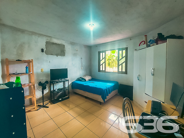 VENDE-SE CASA COM 2 QUARTOS NO BAIRRO PARANAGUAMIRIM
Com 120m² de área construída, este é um imóvel amplo, todo em laje, com cômodos espaçosos e muito bem distribuídos.
Em fase de acabamento, sua composição dispõe de 2 dormitórios (sendo uma suíte), cozinha gourmet, sala de estar e sala de jantar, banheiro social e área de serviço.
Ainda conta com garagem coberta e 2 vagas descobertas em um terreno com 12 metros de frente por 30 metros em ambos os lados, perfazendo uma área total de 360m².
Conta também com um amplo quintal, além do belo jardim enfeitando o local.
Está localizado próximo a supermercados, postos de saúde, escolas, farmácias, restaurantes, lojas e comércios em geral.
Ficou interessado? O que está esperando?! Não perca essa grande oportunidade!
Fale conosco e saiba mais:
Telefone: (47) 3451-0636
WhatsApp: (47) 99190-0636
Imobiliária 636.