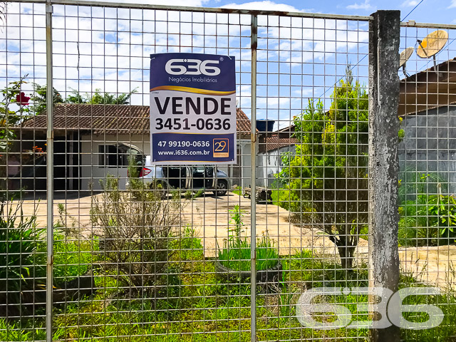 IMÓVEL COM 3 QUARTOS NO BAIRRO PARANAGUAMIRIM - ACEITA TROCA POR TERRENO OU IMÓVEIS - ESTUDA PERMUTA
Este é um imóvel com 156m² de área construída sobre um terreno de 360m², plano e regular, tendo em sua composição cômodos espaçosos e bem iluminados.
Conta com uma ampla suíte com espaço para grandes armários e possibilidade de closet, além de possuir banheira e 2 chuveiros. Possui mais 2 quartos confortáveis, sala de estar e sala de jantar, copa e cozinha conjugada com móveis embutidos, banheiro social e um sótão grande onde pode ser feita uma bela área íntima.
A garagem com vaga coberta para 2 carros, pode ser aproveitada como área de festas com churrasqueira e forno a lenha. No terreno há mais 4 vagas de garagem descoberto ou espaço para uma bela piscina.
Imóvel totalmente murado com grades e portão eletrônico, próximo de transporte público, supermercados, escolas, CEIs, posto de saúde, lojas e comércios em geral.
A casa não está 100% acabada mas possui um ótimo padrão de construção.
Ficou interessado? Entre em contato conosco e saiba mais!
Telefone: (47) 3451-0636
WhatsApp: (47) 99190-0636
Imobiliária 636.