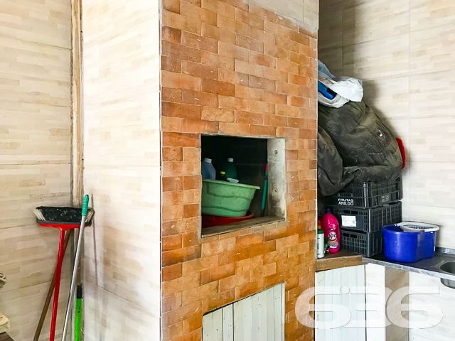 IMÓVEL COM 3 QUARTOS NO BAIRRO PARANAGUAMIRIM - ACEITA TROCA POR TERRENO OU IMÓVEIS - ESTUDA PERMUTA
Este é um imóvel com 156m² de área construída sobre um terreno de 360m², plano e regular, tendo em sua composição cômodos espaçosos e bem iluminados.
Conta com uma ampla suíte com espaço para grandes armários e possibilidade de closet, além de possuir banheira e 2 chuveiros. Possui mais 2 quartos confortáveis, sala de estar e sala de jantar, copa e cozinha conjugada com móveis embutidos, banheiro social e um sótão grande onde pode ser feita uma bela área íntima.
A garagem com vaga coberta para 2 carros, pode ser aproveitada como área de festas com churrasqueira e forno a lenha. No terreno há mais 4 vagas de garagem descoberto ou espaço para uma bela piscina.
Imóvel totalmente murado com grades e portão eletrônico, próximo de transporte público, supermercados, escolas, CEIs, posto de saúde, lojas e comércios em geral.
A casa não está 100% acabada mas possui um ótimo padrão de construção.
Ficou interessado? Entre em contato conosco e saiba mais!
Telefone: (47) 3451-0636
WhatsApp: (47) 99190-0636
Imobiliária 636.