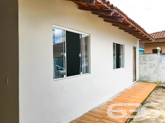IMÓVEL COM 3 QUARTOS NO BAIRRO PARANAGUAMIRIM - ACEITA TROCA POR TERRENO OU IMÓVEIS - ESTUDA PERMUTA
Este é um imóvel com 156m² de área construída sobre um terreno de 360m², plano e regular, tendo em sua composição cômodos espaçosos e bem iluminados.
Conta com uma ampla suíte com espaço para grandes armários e possibilidade de closet, além de possuir banheira e 2 chuveiros. Possui mais 2 quartos confortáveis, sala de estar e sala de jantar, copa e cozinha conjugada com móveis embutidos, banheiro social e um sótão grande onde pode ser feita uma bela área íntima.
A garagem com vaga coberta para 2 carros, pode ser aproveitada como área de festas com churrasqueira e forno a lenha. No terreno há mais 4 vagas de garagem descoberto ou espaço para uma bela piscina.
Imóvel totalmente murado com grades e portão eletrônico, próximo de transporte público, supermercados, escolas, CEIs, posto de saúde, lojas e comércios em geral.
A casa não está 100% acabada mas possui um ótimo padrão de construção.
Ficou interessado? Entre em contato conosco e saiba mais!
Telefone: (47) 3451-0636
WhatsApp: (47) 99190-0636
Imobiliária 636.