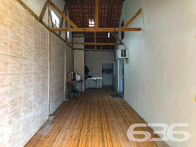 IMÓVEL COM 3 QUARTOS NO BAIRRO PARANAGUAMIRIM - ACEITA TROCA POR TERRENO OU IMÓVEIS - ESTUDA PERMUTA
Este é um imóvel com 156m² de área construída sobre um terreno de 360m², plano e regular, tendo em sua composição cômodos espaçosos e bem iluminados.
Conta com uma ampla suíte com espaço para grandes armários e possibilidade de closet, além de possuir banheira e 2 chuveiros. Possui mais 2 quartos confortáveis, sala de estar e sala de jantar, copa e cozinha conjugada com móveis embutidos, banheiro social e um sótão grande onde pode ser feita uma bela área íntima.
A garagem com vaga coberta para 2 carros, pode ser aproveitada como área de festas com churrasqueira e forno a lenha. No terreno há mais 4 vagas de garagem descoberto ou espaço para uma bela piscina.
Imóvel totalmente murado com grades e portão eletrônico, próximo de transporte público, supermercados, escolas, CEIs, posto de saúde, lojas e comércios em geral.
A casa não está 100% acabada mas possui um ótimo padrão de construção.
Ficou interessado? Entre em contato conosco e saiba mais!
Telefone: (47) 3451-0636
WhatsApp: (47) 99190-0636
Imobiliária 636.