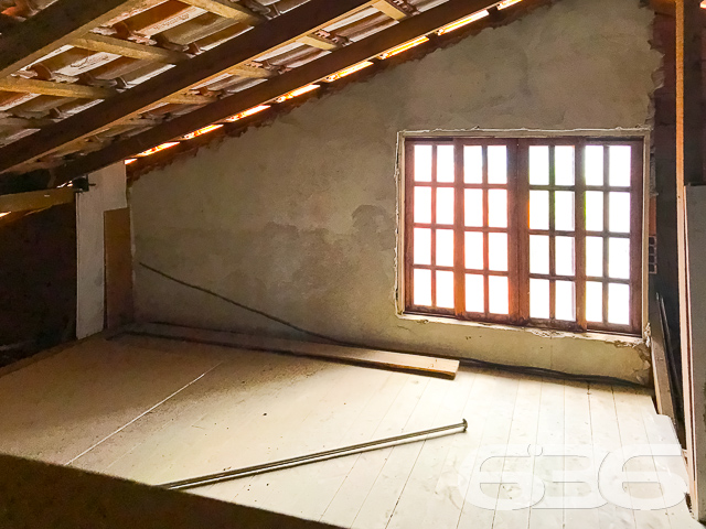 IMÓVEL COM 3 QUARTOS NO BAIRRO PARANAGUAMIRIM - ACEITA TROCA POR TERRENO OU IMÓVEIS - ESTUDA PERMUTA
Este é um imóvel com 156m² de área construída sobre um terreno de 360m², plano e regular, tendo em sua composição cômodos espaçosos e bem iluminados.
Conta com uma ampla suíte com espaço para grandes armários e possibilidade de closet, além de possuir banheira e 2 chuveiros. Possui mais 2 quartos confortáveis, sala de estar e sala de jantar, copa e cozinha conjugada com móveis embutidos, banheiro social e um sótão grande onde pode ser feita uma bela área íntima.
A garagem com vaga coberta para 2 carros, pode ser aproveitada como área de festas com churrasqueira e forno a lenha. No terreno há mais 4 vagas de garagem descoberto ou espaço para uma bela piscina.
Imóvel totalmente murado com grades e portão eletrônico, próximo de transporte público, supermercados, escolas, CEIs, posto de saúde, lojas e comércios em geral.
A casa não está 100% acabada mas possui um ótimo padrão de construção.
Ficou interessado? Entre em contato conosco e saiba mais!
Telefone: (47) 3451-0636
WhatsApp: (47) 99190-0636
Imobiliária 636.