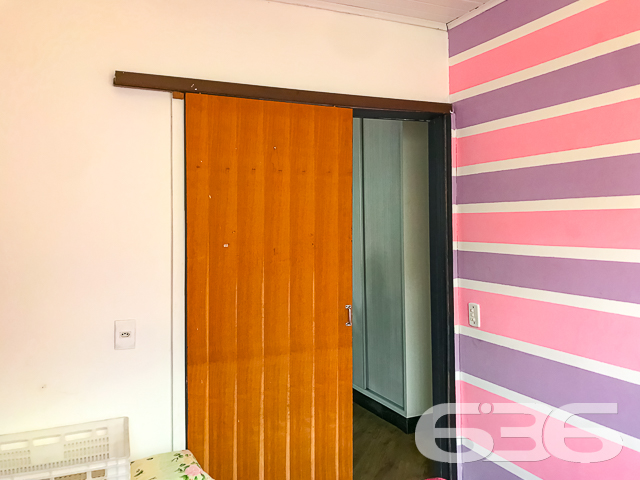 IMÓVEL COM 3 QUARTOS NO BAIRRO PARANAGUAMIRIM - ACEITA TROCA POR TERRENO OU IMÓVEIS - ESTUDA PERMUTA
Este é um imóvel com 156m² de área construída sobre um terreno de 360m², plano e regular, tendo em sua composição cômodos espaçosos e bem iluminados.
Conta com uma ampla suíte com espaço para grandes armários e possibilidade de closet, além de possuir banheira e 2 chuveiros. Possui mais 2 quartos confortáveis, sala de estar e sala de jantar, copa e cozinha conjugada com móveis embutidos, banheiro social e um sótão grande onde pode ser feita uma bela área íntima.
A garagem com vaga coberta para 2 carros, pode ser aproveitada como área de festas com churrasqueira e forno a lenha. No terreno há mais 4 vagas de garagem descoberto ou espaço para uma bela piscina.
Imóvel totalmente murado com grades e portão eletrônico, próximo de transporte público, supermercados, escolas, CEIs, posto de saúde, lojas e comércios em geral.
A casa não está 100% acabada mas possui um ótimo padrão de construção.
Ficou interessado? Entre em contato conosco e saiba mais!
Telefone: (47) 3451-0636
WhatsApp: (47) 99190-0636
Imobiliária 636.
