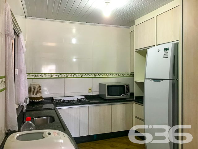 IMÓVEL COM 3 QUARTOS NO BAIRRO PARANAGUAMIRIM - ACEITA TROCA POR TERRENO OU IMÓVEIS - ESTUDA PERMUTA
Este é um imóvel com 156m² de área construída sobre um terreno de 360m², plano e regular, tendo em sua composição cômodos espaçosos e bem iluminados.
Conta com uma ampla suíte com espaço para grandes armários e possibilidade de closet, além de possuir banheira e 2 chuveiros. Possui mais 2 quartos confortáveis, sala de estar e sala de jantar, copa e cozinha conjugada com móveis embutidos, banheiro social e um sótão grande onde pode ser feita uma bela área íntima.
A garagem com vaga coberta para 2 carros, pode ser aproveitada como área de festas com churrasqueira e forno a lenha. No terreno há mais 4 vagas de garagem descoberto ou espaço para uma bela piscina.
Imóvel totalmente murado com grades e portão eletrônico, próximo de transporte público, supermercados, escolas, CEIs, posto de saúde, lojas e comércios em geral.
A casa não está 100% acabada mas possui um ótimo padrão de construção.
Ficou interessado? Entre em contato conosco e saiba mais!
Telefone: (47) 3451-0636
WhatsApp: (47) 99190-0636
Imobiliária 636.