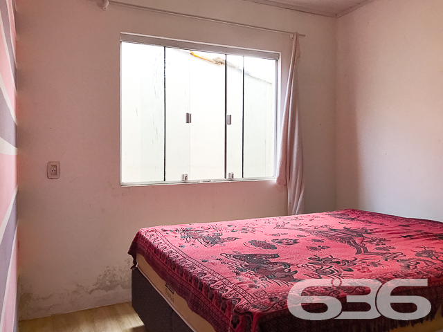 IMÓVEL COM 3 QUARTOS NO BAIRRO PARANAGUAMIRIM - ACEITA TROCA POR TERRENO OU IMÓVEIS - ESTUDA PERMUTA
Este é um imóvel com 156m² de área construída sobre um terreno de 360m², plano e regular, tendo em sua composição cômodos espaçosos e bem iluminados.
Conta com uma ampla suíte com espaço para grandes armários e possibilidade de closet, além de possuir banheira e 2 chuveiros. Possui mais 2 quartos confortáveis, sala de estar e sala de jantar, copa e cozinha conjugada com móveis embutidos, banheiro social e um sótão grande onde pode ser feita uma bela área íntima.
A garagem com vaga coberta para 2 carros, pode ser aproveitada como área de festas com churrasqueira e forno a lenha. No terreno há mais 4 vagas de garagem descoberto ou espaço para uma bela piscina.
Imóvel totalmente murado com grades e portão eletrônico, próximo de transporte público, supermercados, escolas, CEIs, posto de saúde, lojas e comércios em geral.
A casa não está 100% acabada mas possui um ótimo padrão de construção.
Ficou interessado? Entre em contato conosco e saiba mais!
Telefone: (47) 3451-0636
WhatsApp: (47) 99190-0636
Imobiliária 636.