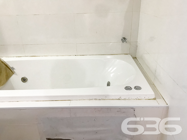 IMÓVEL COM 3 QUARTOS NO BAIRRO PARANAGUAMIRIM - ACEITA TROCA POR TERRENO OU IMÓVEIS - ESTUDA PERMUTA
Este é um imóvel com 156m² de área construída sobre um terreno de 360m², plano e regular, tendo em sua composição cômodos espaçosos e bem iluminados.
Conta com uma ampla suíte com espaço para grandes armários e possibilidade de closet, além de possuir banheira e 2 chuveiros. Possui mais 2 quartos confortáveis, sala de estar e sala de jantar, copa e cozinha conjugada com móveis embutidos, banheiro social e um sótão grande onde pode ser feita uma bela área íntima.
A garagem com vaga coberta para 2 carros, pode ser aproveitada como área de festas com churrasqueira e forno a lenha. No terreno há mais 4 vagas de garagem descoberto ou espaço para uma bela piscina.
Imóvel totalmente murado com grades e portão eletrônico, próximo de transporte público, supermercados, escolas, CEIs, posto de saúde, lojas e comércios em geral.
A casa não está 100% acabada mas possui um ótimo padrão de construção.
Ficou interessado? Entre em contato conosco e saiba mais!
Telefone: (47) 3451-0636
WhatsApp: (47) 99190-0636
Imobiliária 636.
