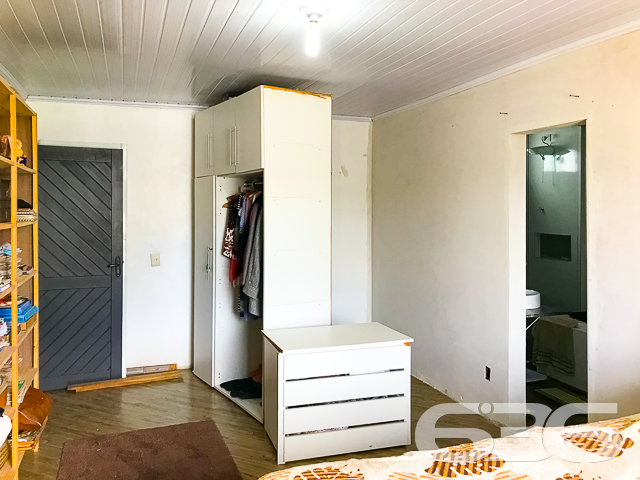 IMÓVEL COM 3 QUARTOS NO BAIRRO PARANAGUAMIRIM - ACEITA TROCA POR TERRENO OU IMÓVEIS - ESTUDA PERMUTA
Este é um imóvel com 156m² de área construída sobre um terreno de 360m², plano e regular, tendo em sua composição cômodos espaçosos e bem iluminados.
Conta com uma ampla suíte com espaço para grandes armários e possibilidade de closet, além de possuir banheira e 2 chuveiros. Possui mais 2 quartos confortáveis, sala de estar e sala de jantar, copa e cozinha conjugada com móveis embutidos, banheiro social e um sótão grande onde pode ser feita uma bela área íntima.
A garagem com vaga coberta para 2 carros, pode ser aproveitada como área de festas com churrasqueira e forno a lenha. No terreno há mais 4 vagas de garagem descoberto ou espaço para uma bela piscina.
Imóvel totalmente murado com grades e portão eletrônico, próximo de transporte público, supermercados, escolas, CEIs, posto de saúde, lojas e comércios em geral.
A casa não está 100% acabada mas possui um ótimo padrão de construção.
Ficou interessado? Entre em contato conosco e saiba mais!
Telefone: (47) 3451-0636
WhatsApp: (47) 99190-0636
Imobiliária 636.