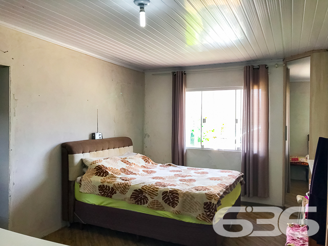 IMÓVEL COM 3 QUARTOS NO BAIRRO PARANAGUAMIRIM - ACEITA TROCA POR TERRENO OU IMÓVEIS - ESTUDA PERMUTA
Este é um imóvel com 156m² de área construída sobre um terreno de 360m², plano e regular, tendo em sua composição cômodos espaçosos e bem iluminados.
Conta com uma ampla suíte com espaço para grandes armários e possibilidade de closet, além de possuir banheira e 2 chuveiros. Possui mais 2 quartos confortáveis, sala de estar e sala de jantar, copa e cozinha conjugada com móveis embutidos, banheiro social e um sótão grande onde pode ser feita uma bela área íntima.
A garagem com vaga coberta para 2 carros, pode ser aproveitada como área de festas com churrasqueira e forno a lenha. No terreno há mais 4 vagas de garagem descoberto ou espaço para uma bela piscina.
Imóvel totalmente murado com grades e portão eletrônico, próximo de transporte público, supermercados, escolas, CEIs, posto de saúde, lojas e comércios em geral.
A casa não está 100% acabada mas possui um ótimo padrão de construção.
Ficou interessado? Entre em contato conosco e saiba mais!
Telefone: (47) 3451-0636
WhatsApp: (47) 99190-0636
Imobiliária 636.