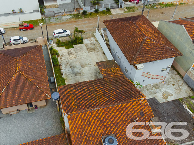 IMÓVEL COM 3 QUARTOS NO BAIRRO PARANAGUAMIRIM - ACEITA TROCA POR TERRENO OU IMÓVEIS - ESTUDA PERMUTA
Este é um imóvel com 156m² de área construída sobre um terreno de 360m², plano e regular, tendo em sua composição cômodos espaçosos e bem iluminados.
Conta com uma ampla suíte com espaço para grandes armários e possibilidade de closet, além de possuir banheira e 2 chuveiros. Possui mais 2 quartos confortáveis, sala de estar e sala de jantar, copa e cozinha conjugada com móveis embutidos, banheiro social e um sótão grande onde pode ser feita uma bela área íntima.
A garagem com vaga coberta para 2 carros, pode ser aproveitada como área de festas com churrasqueira e forno a lenha. No terreno há mais 4 vagas de garagem descoberto ou espaço para uma bela piscina.
Imóvel totalmente murado com grades e portão eletrônico, próximo de transporte público, supermercados, escolas, CEIs, posto de saúde, lojas e comércios em geral.
A casa não está 100% acabada mas possui um ótimo padrão de construção.
Ficou interessado? Entre em contato conosco e saiba mais!
Telefone: (47) 3451-0636
WhatsApp: (47) 99190-0636
Imobiliária 636.