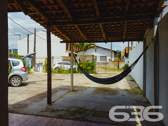 IMÓVEL COM 3 QUARTOS NO BAIRRO PARANAGUAMIRIM - ACEITA TROCA POR TERRENO OU IMÓVEIS - ESTUDA PERMUTA
Este é um imóvel com 156m² de área construída sobre um terreno de 360m², plano e regular, tendo em sua composição cômodos espaçosos e bem iluminados.
Conta com uma ampla suíte com espaço para grandes armários e possibilidade de closet, além de possuir banheira e 2 chuveiros. Possui mais 2 quartos confortáveis, sala de estar e sala de jantar, copa e cozinha conjugada com móveis embutidos, banheiro social e um sótão grande onde pode ser feita uma bela área íntima.
A garagem com vaga coberta para 2 carros, pode ser aproveitada como área de festas com churrasqueira e forno a lenha. No terreno há mais 4 vagas de garagem descoberto ou espaço para uma bela piscina.
Imóvel totalmente murado com grades e portão eletrônico, próximo de transporte público, supermercados, escolas, CEIs, posto de saúde, lojas e comércios em geral.
A casa não está 100% acabada mas possui um ótimo padrão de construção.
Ficou interessado? Entre em contato conosco e saiba mais!
Telefone: (47) 3451-0636
WhatsApp: (47) 99190-0636
Imobiliária 636.