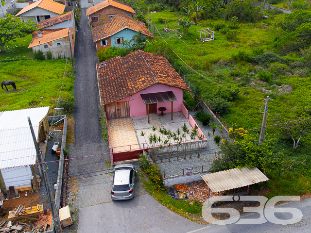 CASA COM SUÍTE + 2 QUARTOS NA PRAIA DE ITAPOCU
Essa é uma casa encantadora localizada em Araquari, com frente para a Lagoa da Cruz e para a Praia da Barra do Itapocu. Com uma área construída de 190m² em um terreno de 480m² (12m de frente por 40m de fundos), essa propriedade oferece um ambiente espaçoso e aconchegante.
A casa é composta por 3 quartos, sendo uma suíte, além de sala de estar e sala de jantar, cozinha, banheiro social e garagem coberta para 2 carros, com espaço adicional para 3 carros descobertos. A distribuição dos cômodos é ampla e bem planejada, garantindo conforto e privacidade aos moradores.
A localização da casa é privilegiada, em uma rua tranquila e sossegada, proporcionando uma atmosfera de tranquilidade e serenidade. Além disso, está próxima a conveniências e facilidades da região, garantindo praticidade no dia a dia.
Para obter mais informações sobre essa casa, agendar uma visita e conhecer pessoalmente seus encantos, entre em contato conosco através dos seguintes meios:
Telefone: (47) 3451-0636
WhatsApp: (47) 99190-0636
A equipe da Imobiliária 636 terá prazer em fornecer todas as informações necessárias e ajudá-lo a realizar o seu sonho de adquirir essa bela casa com vista para a Lagoa da Cruz e para a Praia da Barra do Itapocu.