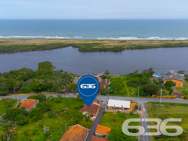 CASA COM SUÍTE + 2 QUARTOS NA PRAIA DE ITAPOCU
Essa é uma casa encantadora localizada em Araquari, com frente para a Lagoa da Cruz e para a Praia da Barra do Itapocu. Com uma área construída de 190m² em um terreno de 480m² (12m de frente por 40m de fundos), essa propriedade oferece um ambiente espaçoso e aconchegante.
A casa é composta por 3 quartos, sendo uma suíte, além de sala de estar e sala de jantar, cozinha, banheiro social e garagem coberta para 2 carros, com espaço adicional para 3 carros descobertos. A distribuição dos cômodos é ampla e bem planejada, garantindo conforto e privacidade aos moradores.
A localização da casa é privilegiada, em uma rua tranquila e sossegada, proporcionando uma atmosfera de tranquilidade e serenidade. Além disso, está próxima a conveniências e facilidades da região, garantindo praticidade no dia a dia.
Para obter mais informações sobre essa casa, agendar uma visita e conhecer pessoalmente seus encantos, entre em contato conosco através dos seguintes meios:
Telefone: (47) 3451-0636
WhatsApp: (47) 99190-0636
A equipe da Imobiliária 636 terá prazer em fornecer todas as informações necessárias e ajudá-lo a realizar o seu sonho de adquirir essa bela casa com vista para a Lagoa da Cruz e para a Praia da Barra do Itapocu.