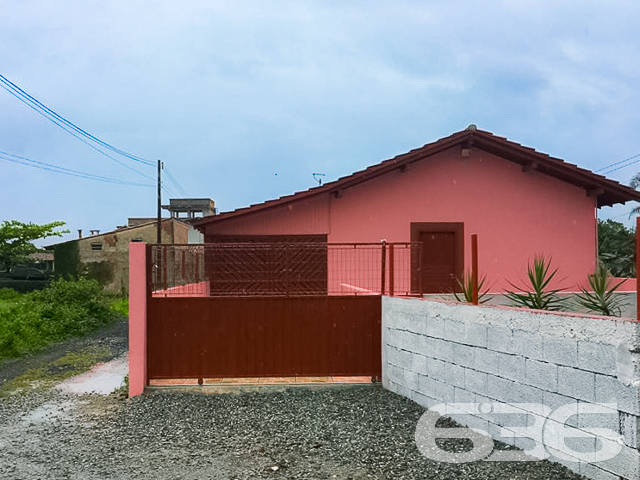 CASA COM SUÍTE + 2 QUARTOS NA PRAIA DE ITAPOCU
Essa é uma casa encantadora localizada em Araquari, com frente para a Lagoa da Cruz e para a Praia da Barra do Itapocu. Com uma área construída de 190m² em um terreno de 480m² (12m de frente por 40m de fundos), essa propriedade oferece um ambiente espaçoso e aconchegante.
A casa é composta por 3 quartos, sendo uma suíte, além de sala de estar e sala de jantar, cozinha, banheiro social e garagem coberta para 2 carros, com espaço adicional para 3 carros descobertos. A distribuição dos cômodos é ampla e bem planejada, garantindo conforto e privacidade aos moradores.
A localização da casa é privilegiada, em uma rua tranquila e sossegada, proporcionando uma atmosfera de tranquilidade e serenidade. Além disso, está próxima a conveniências e facilidades da região, garantindo praticidade no dia a dia.
Para obter mais informações sobre essa casa, agendar uma visita e conhecer pessoalmente seus encantos, entre em contato conosco através dos seguintes meios:
Telefone: (47) 3451-0636
WhatsApp: (47) 99190-0636
A equipe da Imobiliária 636 terá prazer em fornecer todas as informações necessárias e ajudá-lo a realizar o seu sonho de adquirir essa bela casa com vista para a Lagoa da Cruz e para a Praia da Barra do Itapocu.
