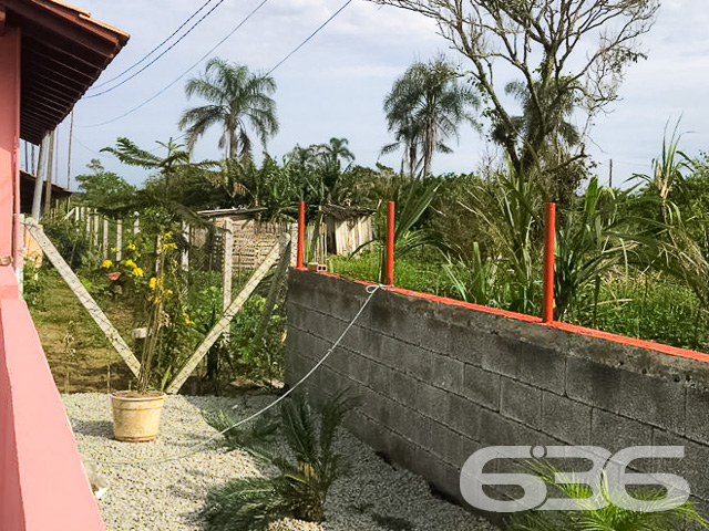 CASA COM SUÍTE + 2 QUARTOS NA PRAIA DE ITAPOCU
Essa é uma casa encantadora localizada em Araquari, com frente para a Lagoa da Cruz e para a Praia da Barra do Itapocu. Com uma área construída de 190m² em um terreno de 480m² (12m de frente por 40m de fundos), essa propriedade oferece um ambiente espaçoso e aconchegante.
A casa é composta por 3 quartos, sendo uma suíte, além de sala de estar e sala de jantar, cozinha, banheiro social e garagem coberta para 2 carros, com espaço adicional para 3 carros descobertos. A distribuição dos cômodos é ampla e bem planejada, garantindo conforto e privacidade aos moradores.
A localização da casa é privilegiada, em uma rua tranquila e sossegada, proporcionando uma atmosfera de tranquilidade e serenidade. Além disso, está próxima a conveniências e facilidades da região, garantindo praticidade no dia a dia.
Para obter mais informações sobre essa casa, agendar uma visita e conhecer pessoalmente seus encantos, entre em contato conosco através dos seguintes meios:
Telefone: (47) 3451-0636
WhatsApp: (47) 99190-0636
A equipe da Imobiliária 636 terá prazer em fornecer todas as informações necessárias e ajudá-lo a realizar o seu sonho de adquirir essa bela casa com vista para a Lagoa da Cruz e para a Praia da Barra do Itapocu.