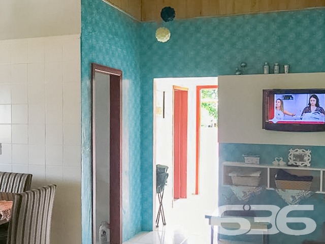 CASA COM SUÍTE + 2 QUARTOS NA PRAIA DE ITAPOCU
Essa é uma casa encantadora localizada em Araquari, com frente para a Lagoa da Cruz e para a Praia da Barra do Itapocu. Com uma área construída de 190m² em um terreno de 480m² (12m de frente por 40m de fundos), essa propriedade oferece um ambiente espaçoso e aconchegante.
A casa é composta por 3 quartos, sendo uma suíte, além de sala de estar e sala de jantar, cozinha, banheiro social e garagem coberta para 2 carros, com espaço adicional para 3 carros descobertos. A distribuição dos cômodos é ampla e bem planejada, garantindo conforto e privacidade aos moradores.
A localização da casa é privilegiada, em uma rua tranquila e sossegada, proporcionando uma atmosfera de tranquilidade e serenidade. Além disso, está próxima a conveniências e facilidades da região, garantindo praticidade no dia a dia.
Para obter mais informações sobre essa casa, agendar uma visita e conhecer pessoalmente seus encantos, entre em contato conosco através dos seguintes meios:
Telefone: (47) 3451-0636
WhatsApp: (47) 99190-0636
A equipe da Imobiliária 636 terá prazer em fornecer todas as informações necessárias e ajudá-lo a realizar o seu sonho de adquirir essa bela casa com vista para a Lagoa da Cruz e para a Praia da Barra do Itapocu.
