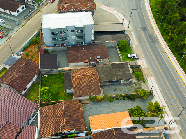 BELÍSSIMO TERRENO NO BAIRRO ESPINHEIROS EM JOINVILLE - ESTUDA PERMUTA 

Terreno com topografia plana e regular, o que facilita a construção, e está localizado próximo ao Joinville Iate Clube, em frente ao Sambaqui do bairro Espinheiros. 

Este é um terreno com grande potencial comercial, ideal para investidores que buscam oportunidades de negócio. 

O imóvel existente no terreno tem pouco valor agregado, o valor está no terreno e nas possibilidades comerciais do mesmo. Para obter mais informações e conhecer os detalhes deste oportuno terreno, entre em contato com um dos corretores da Imobiliária 636

Telefone: (47) 3451-0636
WhatsApp: (47) 99190-0636

Agende uma visita e aproveite essa oportunidade de investimento comercial! A equipe da Imobiliária 636 terá prazer em auxiliá-lo(a) em todas as etapas desse processo.




