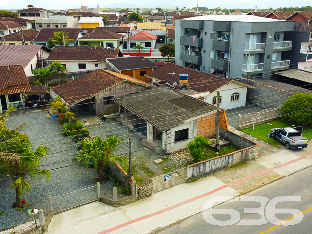 BELÍSSIMO TERRENO NO BAIRRO ESPINHEIROS EM JOINVILLE - ESTUDA PERMUTA 

Terreno com topografia plana e regular, o que facilita a construção, e está localizado próximo ao Joinville Iate Clube, em frente ao Sambaqui do bairro Espinheiros. 

Este é um terreno com grande potencial comercial, ideal para investidores que buscam oportunidades de negócio. 

O imóvel existente no terreno tem pouco valor agregado, o valor está no terreno e nas possibilidades comerciais do mesmo. Para obter mais informações e conhecer os detalhes deste oportuno terreno, entre em contato com um dos corretores da Imobiliária 636

Telefone: (47) 3451-0636
WhatsApp: (47) 99190-0636

Agende uma visita e aproveite essa oportunidade de investimento comercial! A equipe da Imobiliária 636 terá prazer em auxiliá-lo(a) em todas as etapas desse processo.




