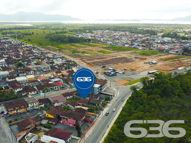BELÍSSIMO TERRENO NO BAIRRO ESPINHEIROS EM JOINVILLE - ESTUDA PERMUTA 

Terreno com topografia plana e regular, o que facilita a construção, e está localizado próximo ao Joinville Iate Clube, em frente ao Sambaqui do bairro Espinheiros. 

Este é um terreno com grande potencial comercial, ideal para investidores que buscam oportunidades de negócio. 

O imóvel existente no terreno tem pouco valor agregado, o valor está no terreno e nas possibilidades comerciais do mesmo. Para obter mais informações e conhecer os detalhes deste oportuno terreno, entre em contato com um dos corretores da Imobiliária 636

Telefone: (47) 3451-0636
WhatsApp: (47) 99190-0636

Agende uma visita e aproveite essa oportunidade de investimento comercial! A equipe da Imobiliária 636 terá prazer em auxiliá-lo(a) em todas as etapas desse processo.




