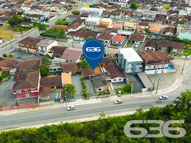 BELÍSSIMO TERRENO NO BAIRRO ESPINHEIROS EM JOINVILLE - ESTUDA PERMUTA 

Terreno com topografia plana e regular, o que facilita a construção, e está localizado próximo ao Joinville Iate Clube, em frente ao Sambaqui do bairro Espinheiros. 

Este é um terreno com grande potencial comercial, ideal para investidores que buscam oportunidades de negócio. 

O imóvel existente no terreno tem pouco valor agregado, o valor está no terreno e nas possibilidades comerciais do mesmo. Para obter mais informações e conhecer os detalhes deste oportuno terreno, entre em contato com um dos corretores da Imobiliária 636

Telefone: (47) 3451-0636
WhatsApp: (47) 99190-0636

Agende uma visita e aproveite essa oportunidade de investimento comercial! A equipe da Imobiliária 636 terá prazer em auxiliá-lo(a) em todas as etapas desse processo.




