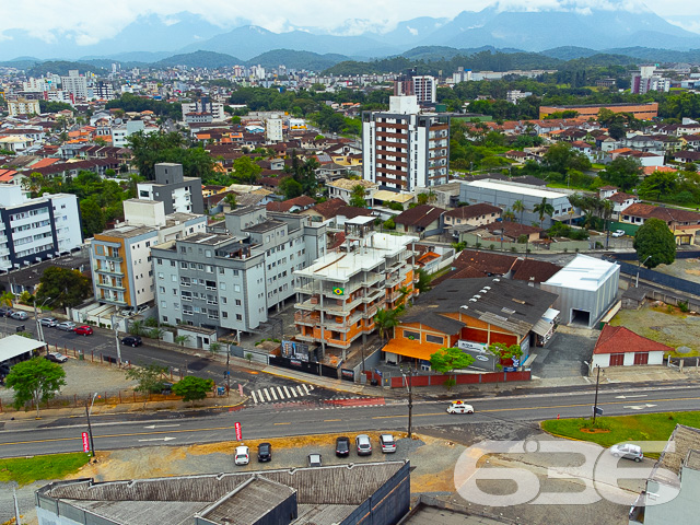 APARTAMENTO COM SUÍTE + DORMITÓRIO NO BAIRRO SANTO ANTÔNIO
Descubra o equilíbrio perfeito entre conforto e estilo neste encantador apartamento no bairro Santo Antônio. Com 65m² de área privativa, este imóvel é um verdadeiro refúgio urbano, oferecendo 2 dormitórios aconchegantes, incluindo uma suíte, sala de estar e jantar integradas, cozinha prática, sacada e um banheiro social.
A vida aqui é facilitada com uma vaga de garagem coberta, garantindo segurança e comodidade para o seu dia a dia. A sacada é um convite para momentos de relaxamento e contemplação, perfeita para desfrutar de um café pela manhã ou um livro ao entardecer.
Localizado no coração do bairro Santo Antônio, este apartamento está cercado por uma infraestrutura completa. Escolas, universidades, supermercados, shopping centers, farmácias, academias e uma variedade de lojas e comércios estão a poucos passos de distância, tornando sua rotina mais prática e agradável.
Na 636 Negócios Imobiliários, estamos comprometidos em ajudá-lo a encontrar o imóvel ideal. Para mais informações e agendar uma visita, entre em contato conosco pelo telefone (47) 3451-0636 ou WhatsApp (47) 99190-0636.
Este e outros milhares de imóveis no site: i636.com.br